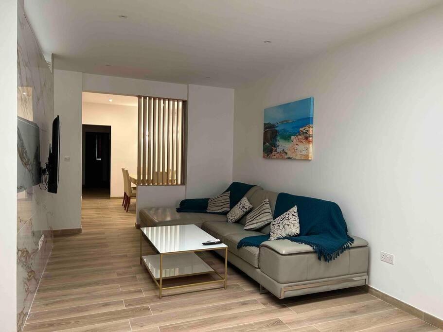 A Flat In The Heart Of Bugibba St. Paul's Bay Exterior foto